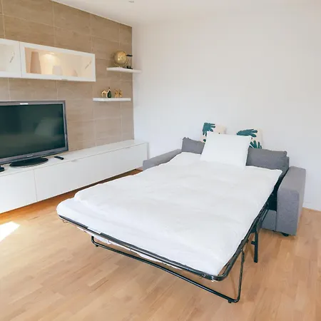 Apartment Paris15em Charles Michels *