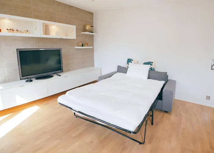 Apartment Paris15em Charles Michels *